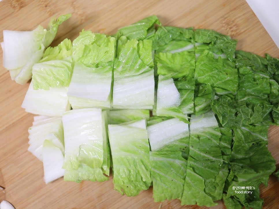 배추를 깨끗이 씻고 먹기 좋은 크기로 썬 뒤, 찬물에 잠시 담가 두세요.