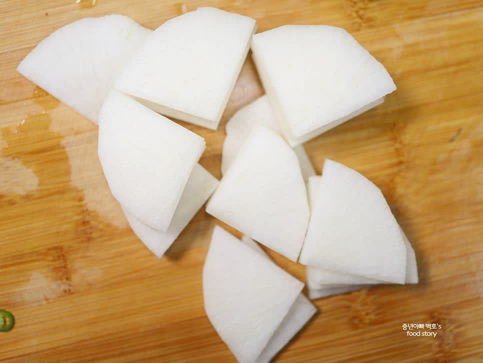무는 5센티 두께로 자르고, 다시 4등분하여 준비합니다.