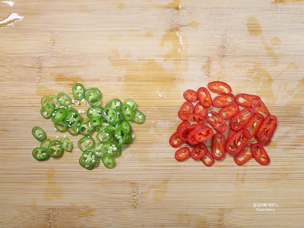 청양고추와 홍고추는 송송 썰고, 버섯은 냉장고에 있는 것을 활용해 적당히 준비합니다.