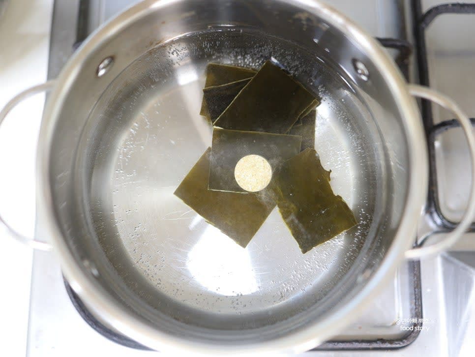 냄비에 생수 1500ml를 넣고, 다시마 10장을 흐르는 물에 헹궈 넣은 후, 멸치육수용 동전 1알을 추가합니다.