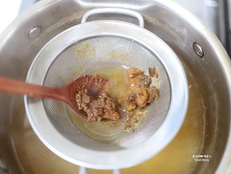 된장 1스푼을 체에 걸러 육수에 풀어 넣고, 다진 마늘 1/2스푼과 고춧가루 1스푼을 넣어 잘 섞어줍니다.