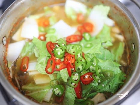 준비한 버섯, 배추, 무를 넣고, 청양고추와 홍고추를 추가하여 센 불에서 끓입니다.