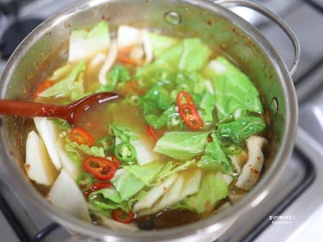 팔팔 끓으면 불을 중불로 낮추어 뭉근하게 끓이며 국물 맛을 우려냅니다.