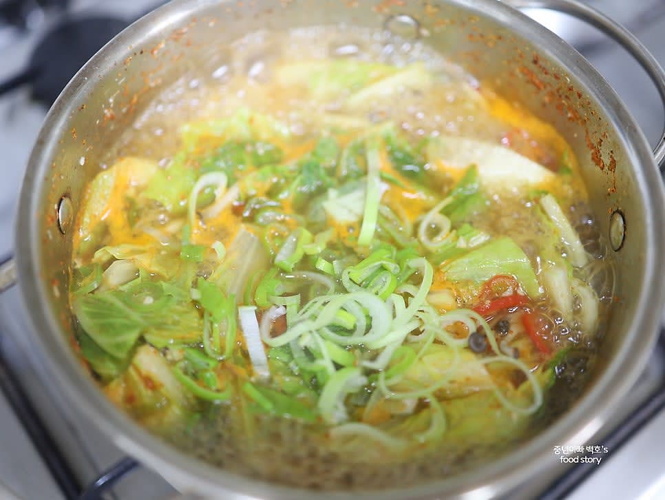 마지막으로 대파를 넣고 한소끔 더 끓인 뒤 불을 끄고, 그릇에 담아 플레이팅합니다.