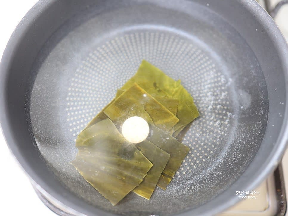 냄비에 생수 1200ml를 넣고, 다시마 10장과 동전 육수 1알을 추가합니다. 팔팔 끓기 시작하면 3분간 더 끓인 후 다시마를 건져냅니다.