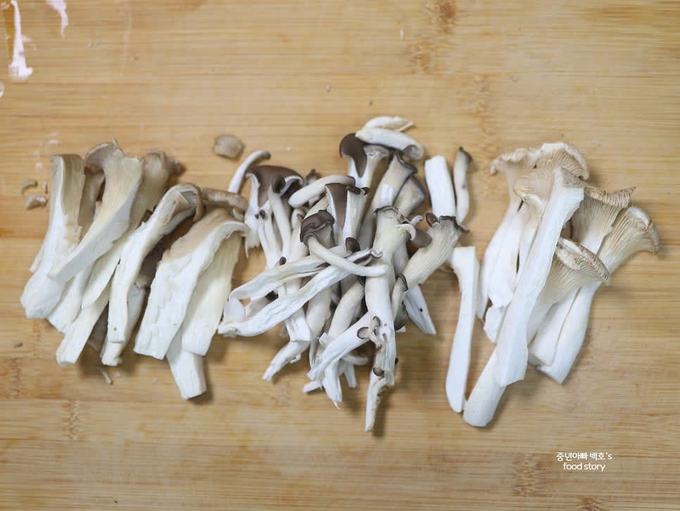 버섯 3종을 먹기 좋은 크기로 손질하고, 두부는 반으로 자른 뒤 두툼하게 썰어 준비합니다.