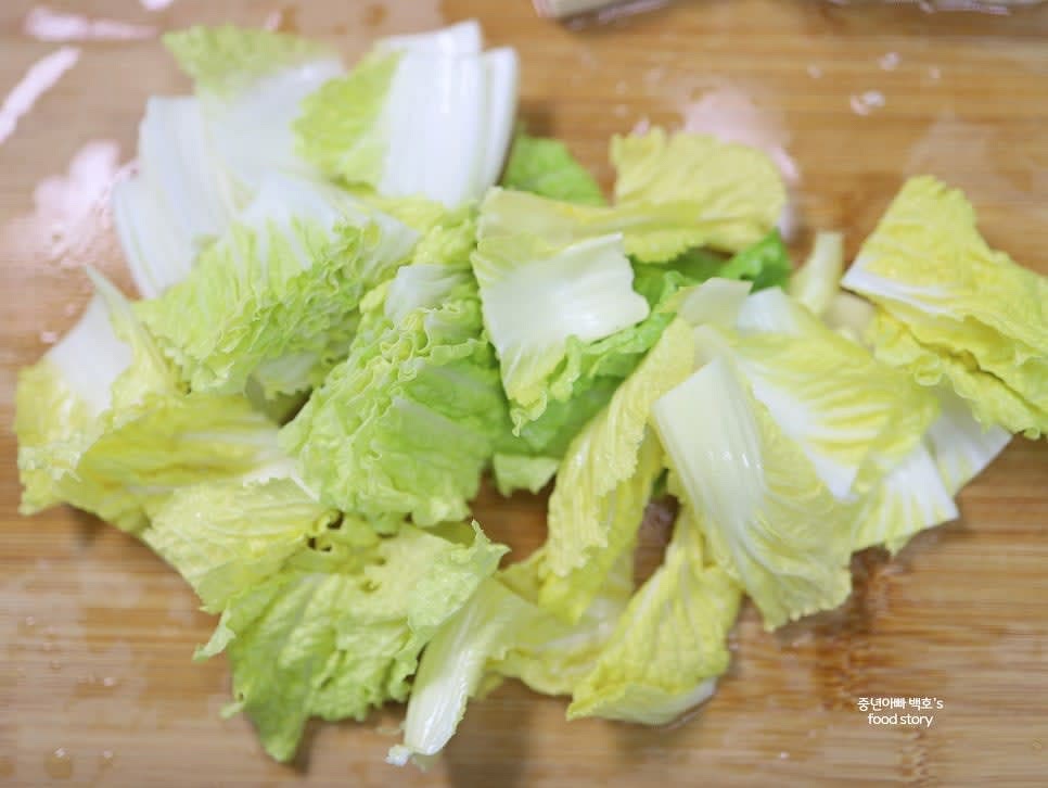 배추는 깨끗이 씻어 먹기 좋은 크기로 자르고, 청양고추와 홍고추는 송송 썰어 준비합니다. 대파도 어슷하게 썰어줍니다.