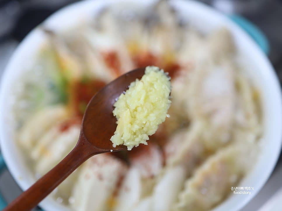 센 불에서 팔팔 끓이다가, 고춧가루 1스푼과 다진 마늘 1/2스푼을 넣고 잘 섞습니다.
