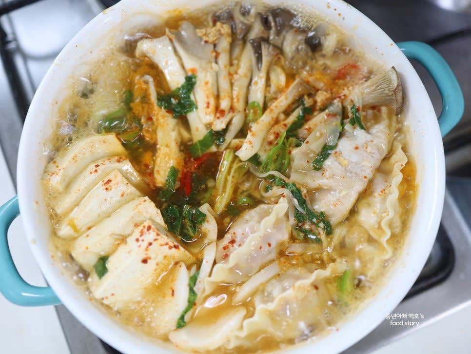 중불로 줄이고 재료가 잘 익도록 뭉근히 끓여줍니다.