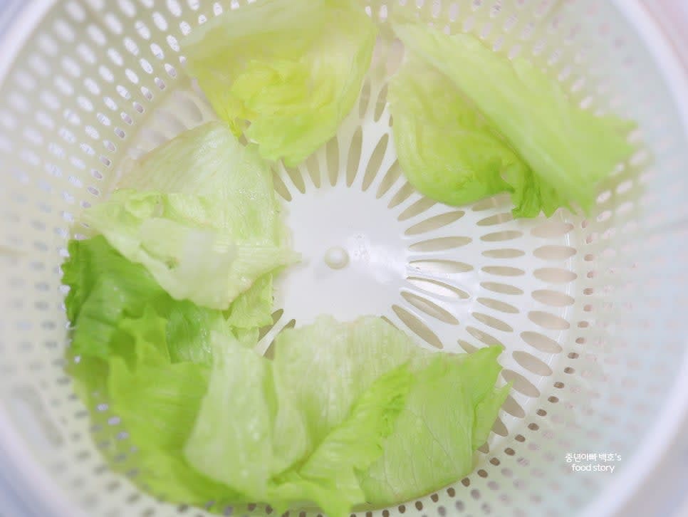 양상추는 깨끗이 씻어 찬물에 담근 뒤, 물기를 제거하고 키친타월로 다시 한번 닦아 준비합니다.