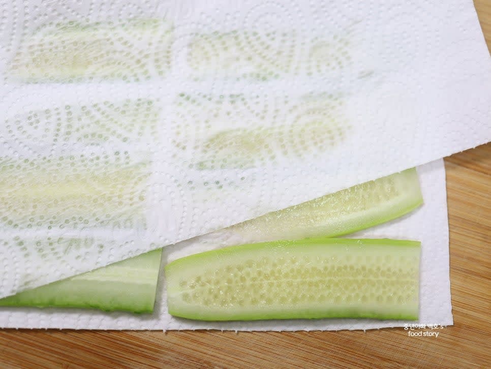 오이는 소금으로 문질러 세척한 뒤 식빵 길이에 맞게 잘라 길게 슬라이스합니다.