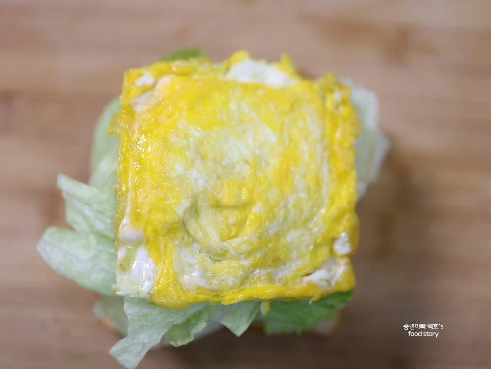 양상추를 넉넉히 올리고, 그 위에 프라이한 달걀을 올립니다.