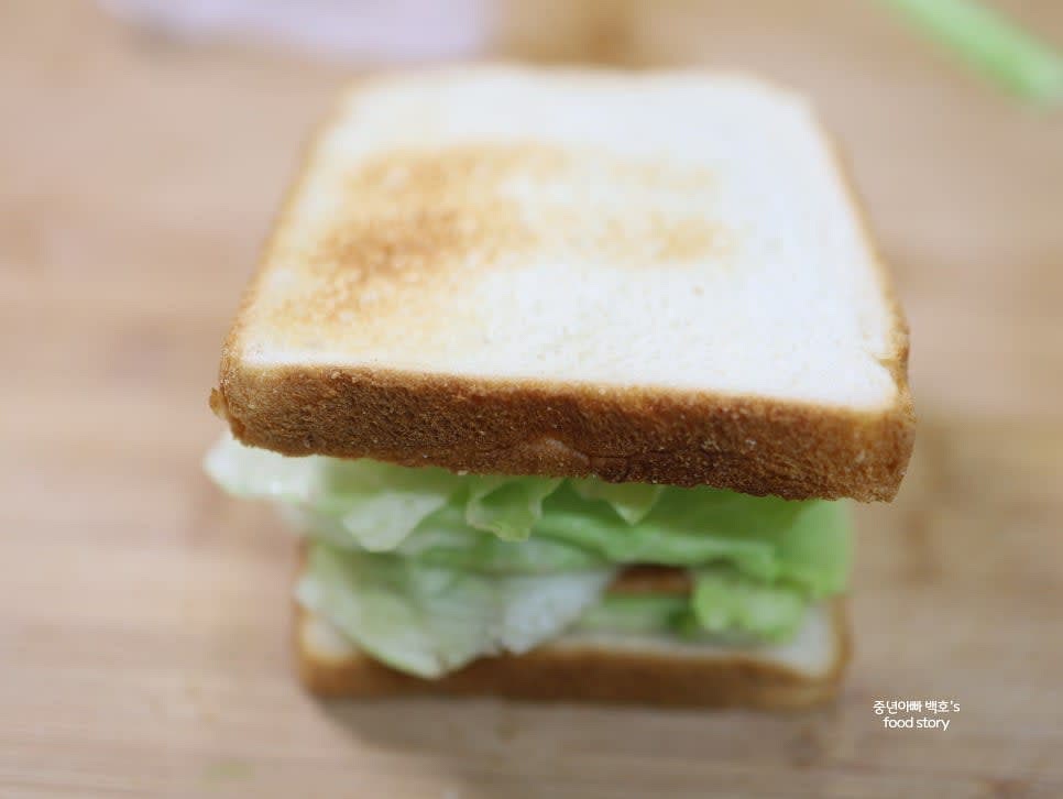 나머지 식빵으로 덮어 샌드위치를 완성합니다.