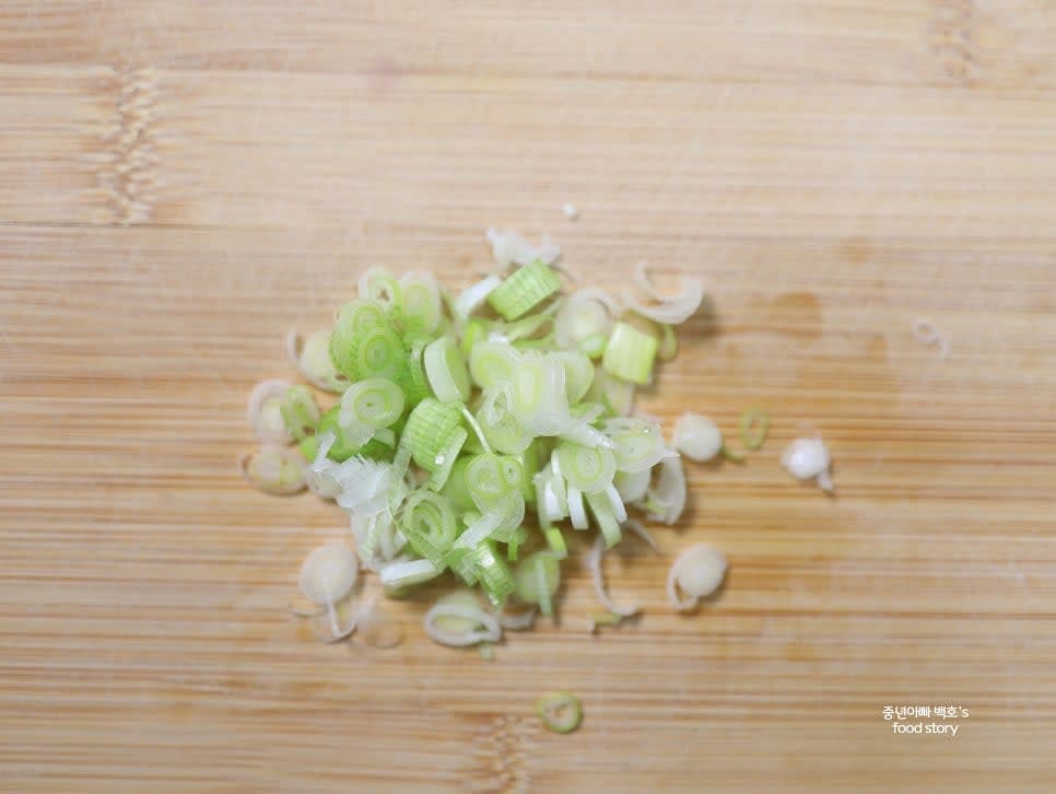 대파 또는 쪽파를 2스푼 정도 송송 썰어 준비합니다.