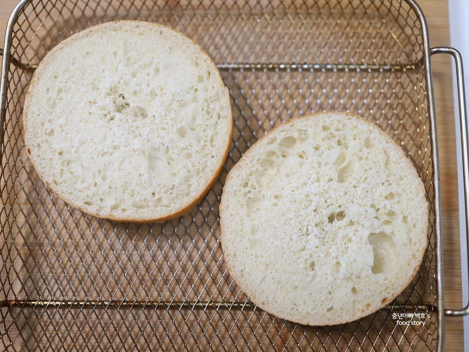 에어프라이어로 구운 베이글을 반으로 잘라 속면이 위로 오도록 놓습니다.