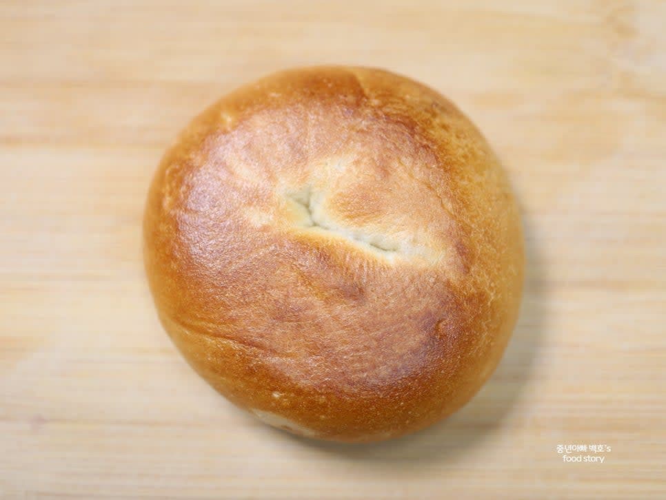 냉동된 베이글은 상온에서 해동하거나 에어프라이어로 5분간 구워 준비합니다.