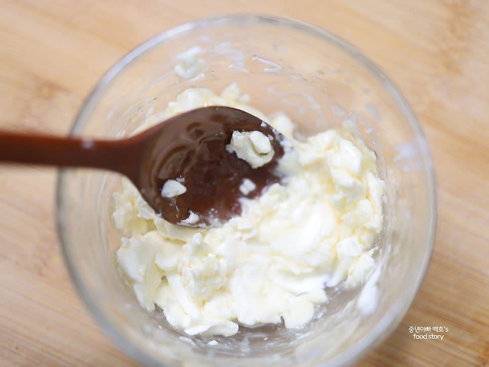 크림치즈를 볼에 담고 꿀을 1스푼 넣어 골고루 섞습니다.