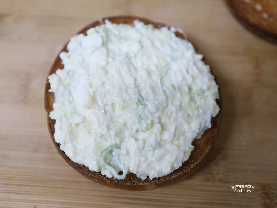 베이글 한쪽 면에 대파크림치즈를 듬뿍 발라줍니다.