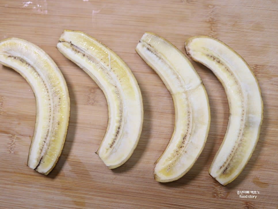 바나나를 깨끗이 씻은 후 길게 반으로 잘라 준비합니다.