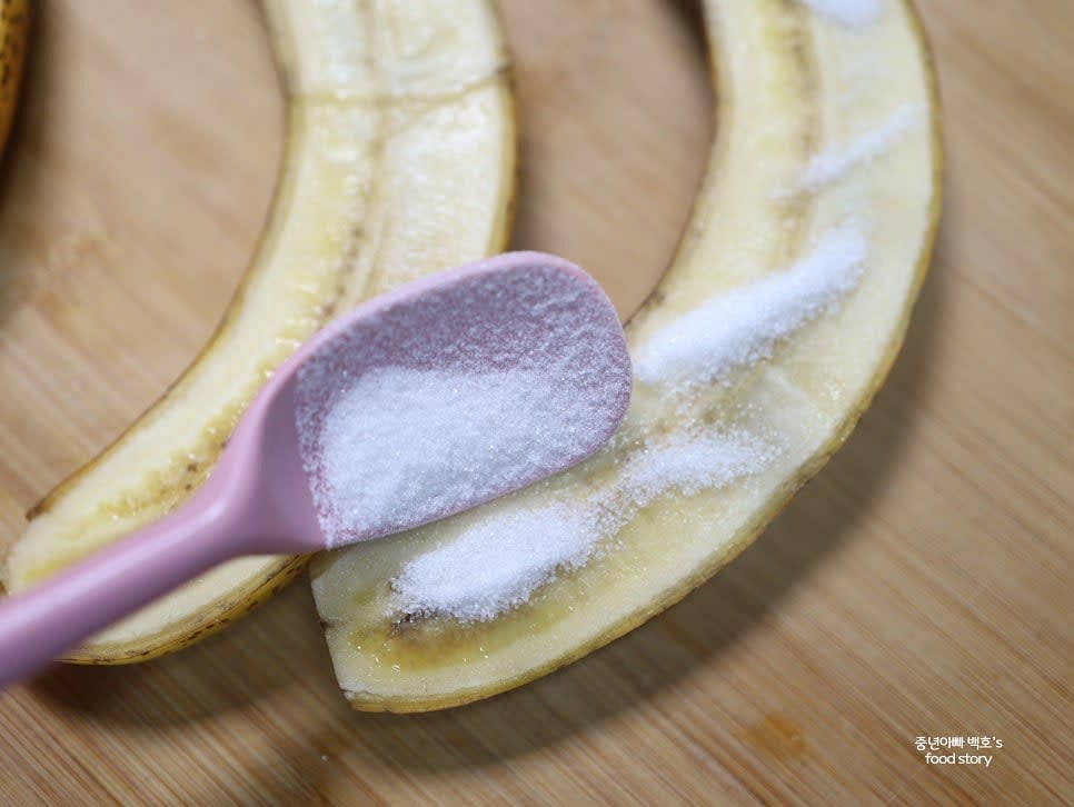 바나나 반쪽 면에 흰 설탕을 1/2~1스푼 골고루 뿌려줍니다.