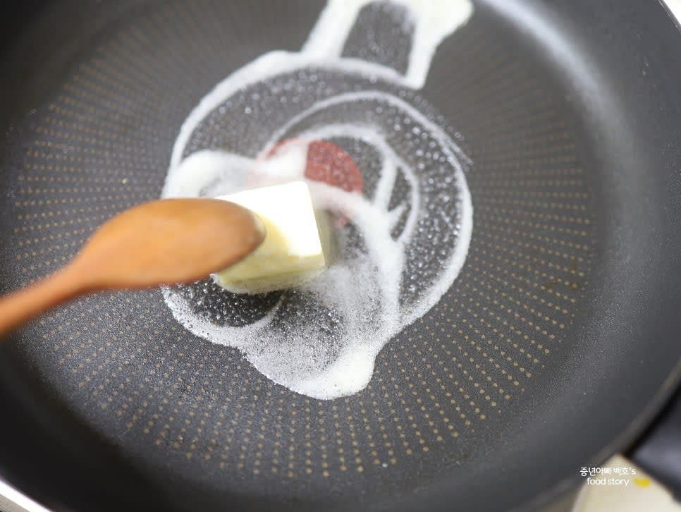 팬을 달군 후 버터 1스푼을 넣고 녹입니다.