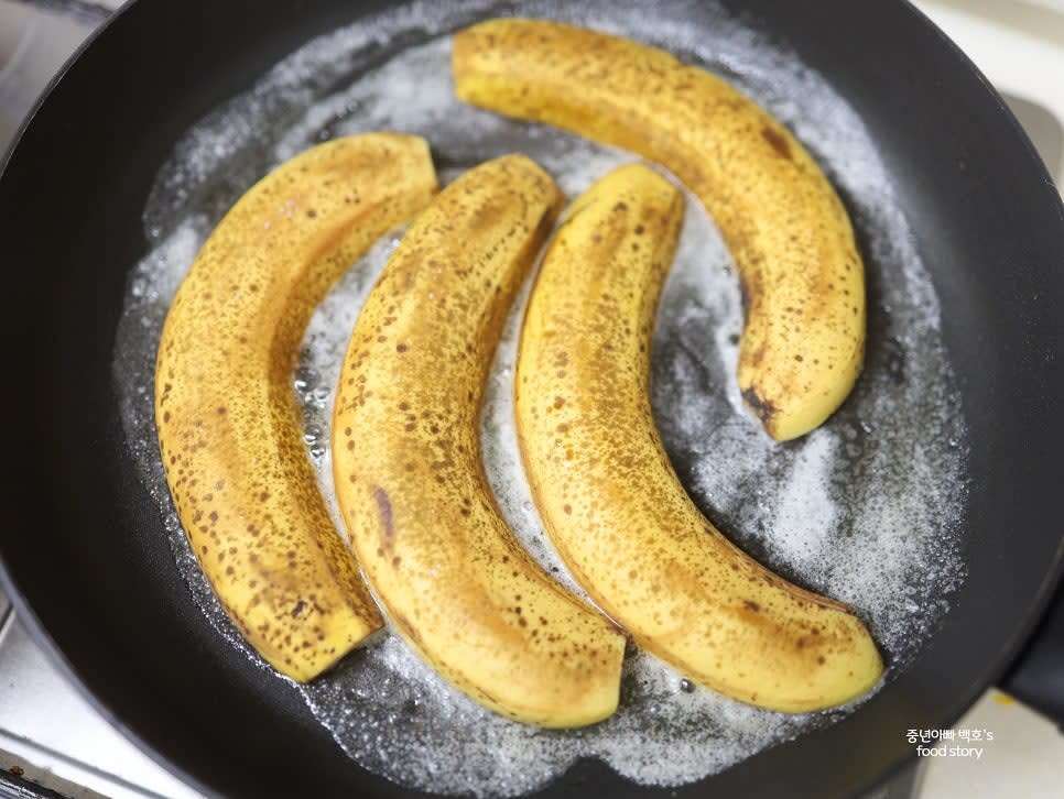 설탕을 뿌린 바나나를 설탕 면이 팬 바닥에 닿게 뒤집어 올립니다.