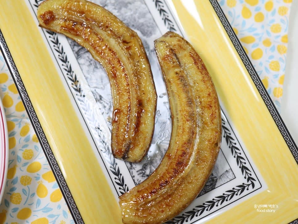 바나나의 겉면이 잘 캐러멜라이즈되면 팬에서 꺼냅니다.