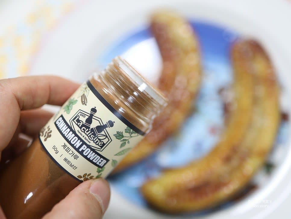 구운 바나나 위에 시나몬(계피) 가루를 톡톡 뿌려 마무리합니다.