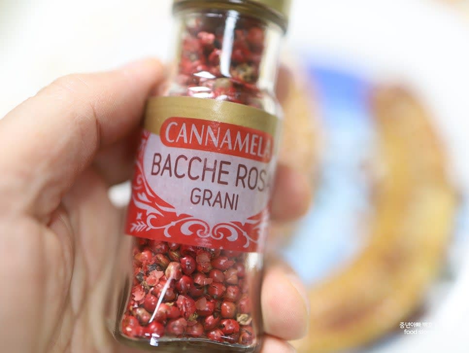 원한다면 핑크 페퍼를 살짝 뿌려 플레이팅합니다.