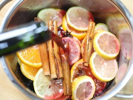 레드와인 1병을 냄비에 부어 줍니다.