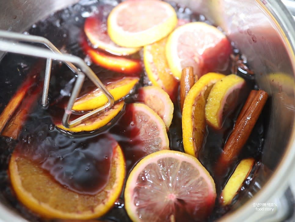 냄비를 센 불에 올려 팔팔 끓인 후, 중약불로 줄이고 20분간 더 끓입니다. 중간중간 잘 저어줍니다.