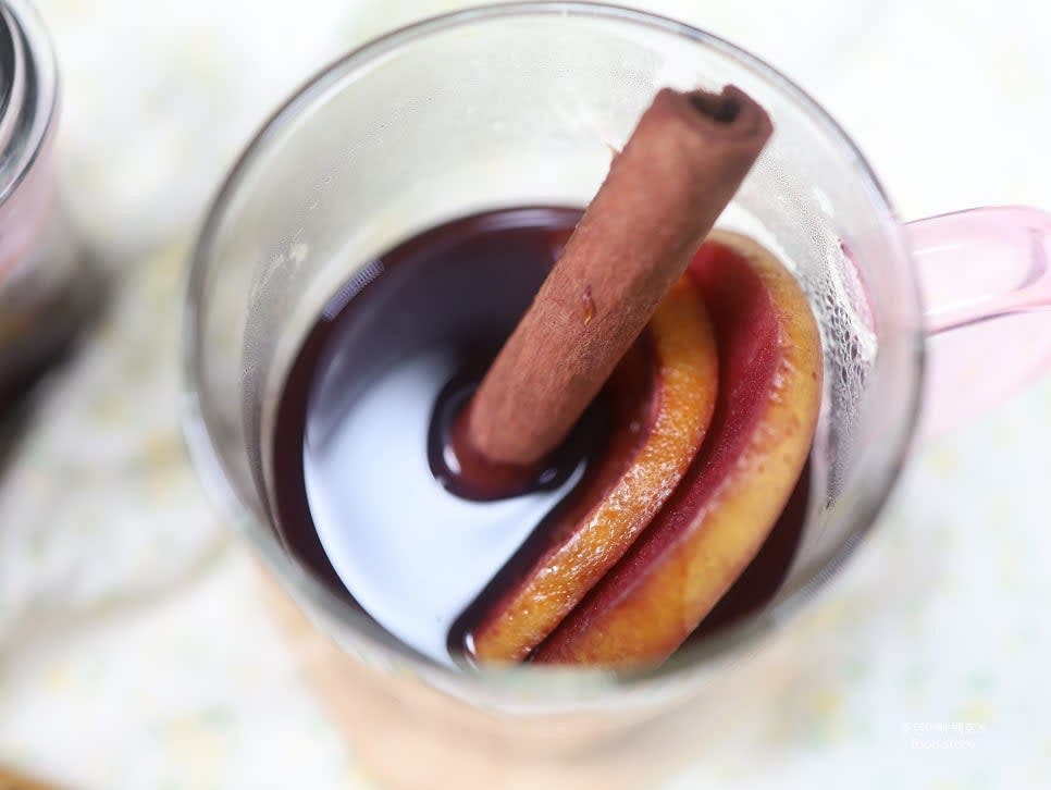 다 끓인 후, 따뜻할 때 잔에 담아 마십니다. 재료를 함께 넣어 비주얼을 더할 수 있습니다.