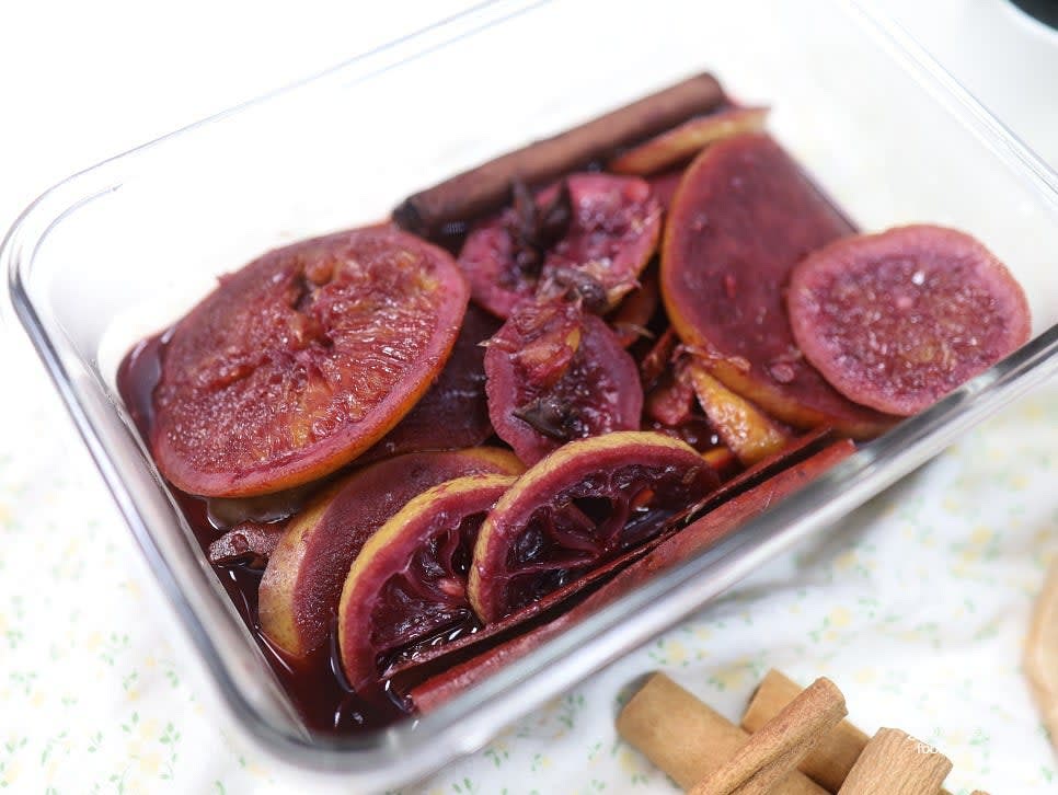 남은 뱅쇼는 재료와 함께 밀폐용기에 담아 냉장 보관합니다. 필요할 때 따뜻하게 데워 마시면 됩니다.