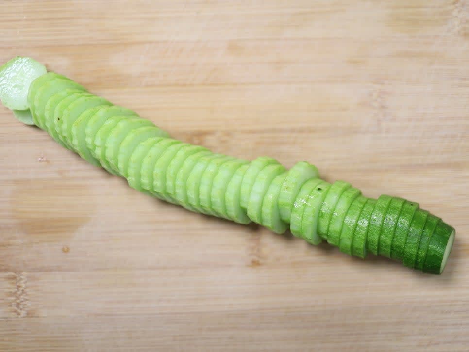 오이를 소금으로 박박 문질러 세척한 후, 껍질째 동그랗게 채를 썰어 준비합니다.