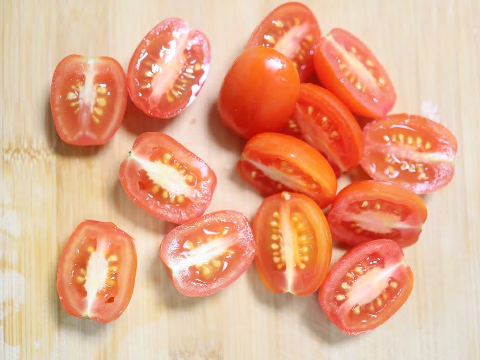 대추 방울토마토를 반으로 자르고, 삶은 계란 2알을 틀을 이용해 먹기 좋은 크기로 자릅니다.