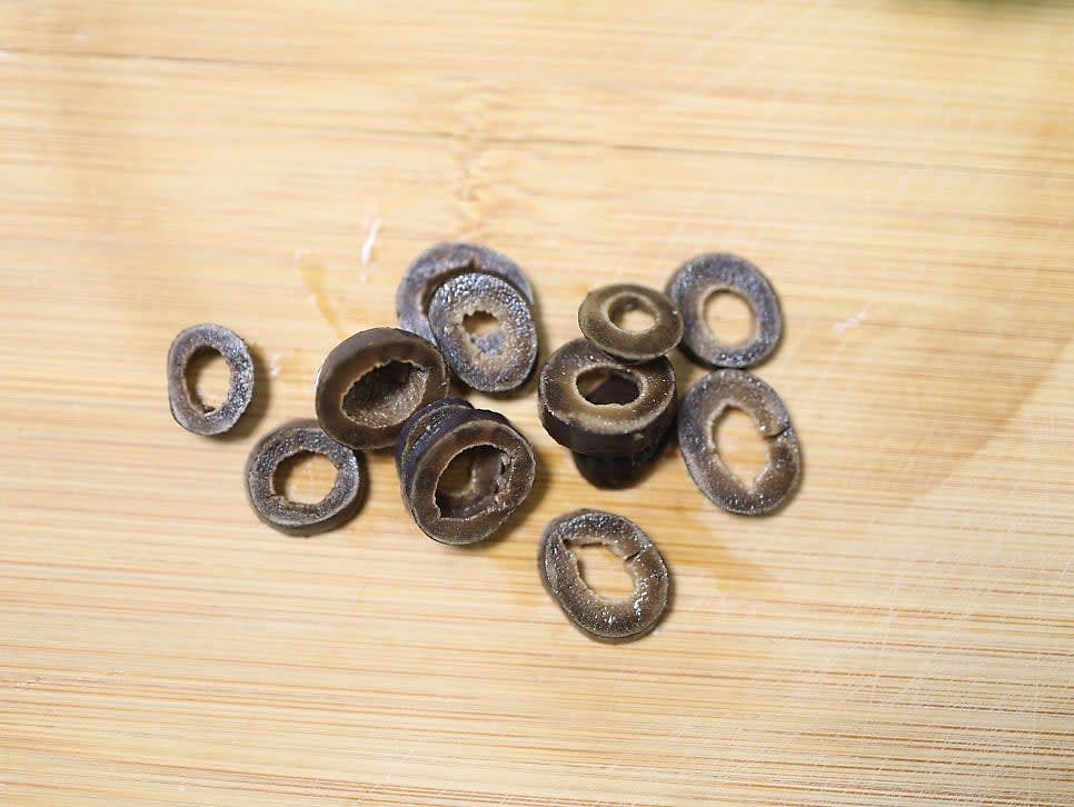 블랙 올리브 2알을 송송 썰어 준비합니다.