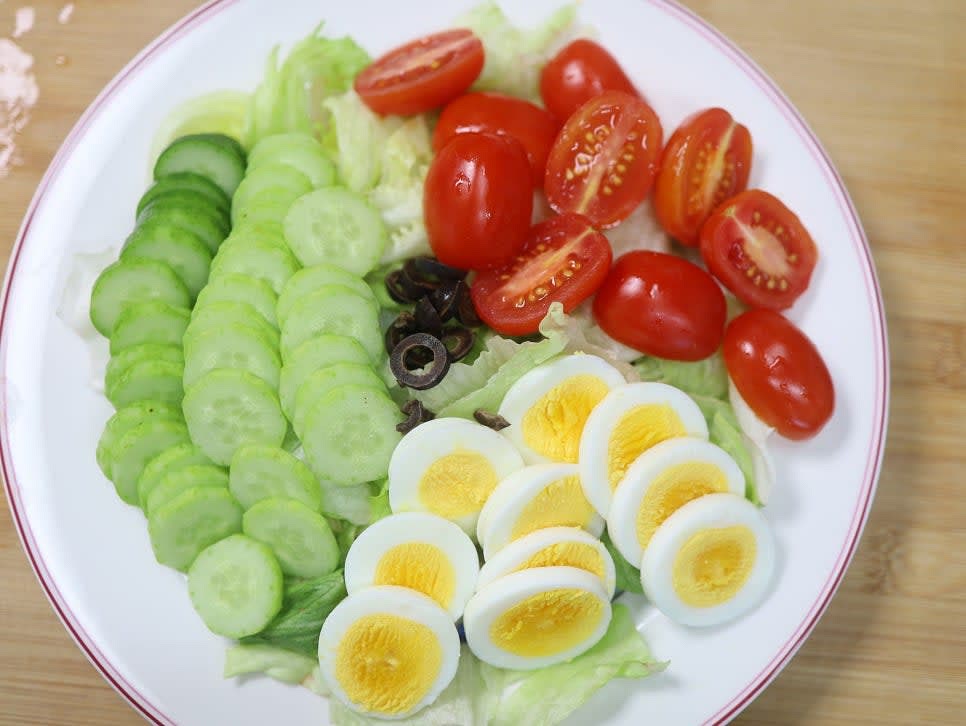 준비한 오이, 방울토마토, 삶은 계란, 블랙 올리브를 양상추 위에 보기 좋게 올립니다.