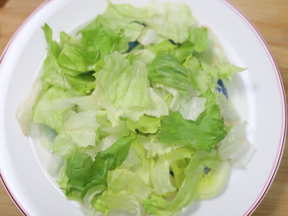 양상추를 깨끗이 세척한 후, 넉넉한 양을 바닥에 깔아 줍니다.