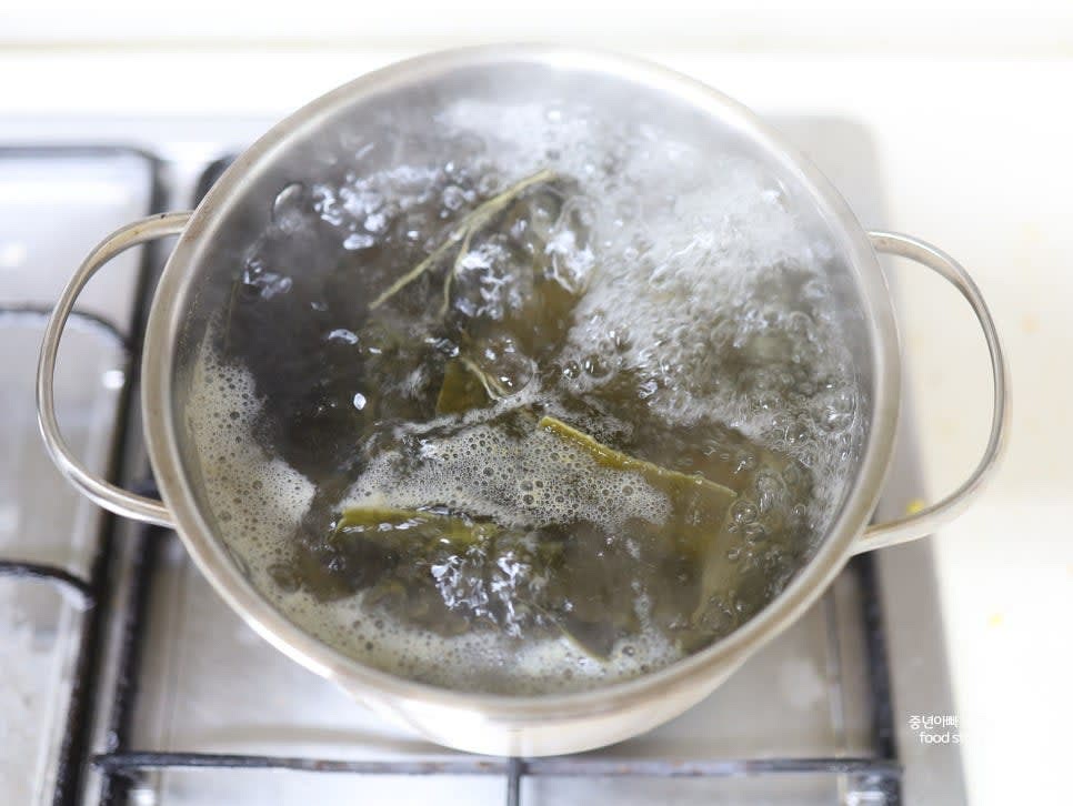 생수 2000ml에 다시마 15장과 육수용 동전 1알을 넣고 팔팔 끓입니다.