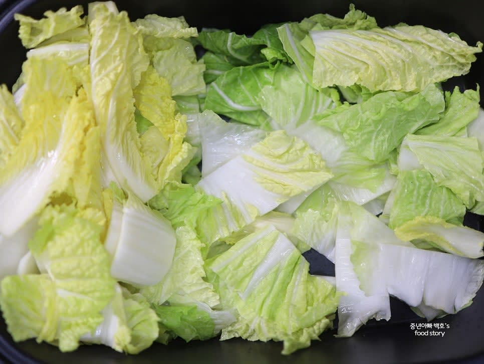 배추를 깨끗이 씻어 먹기 좋은 크기로 자른 후 냄비 바닥에 깔아줍니다.