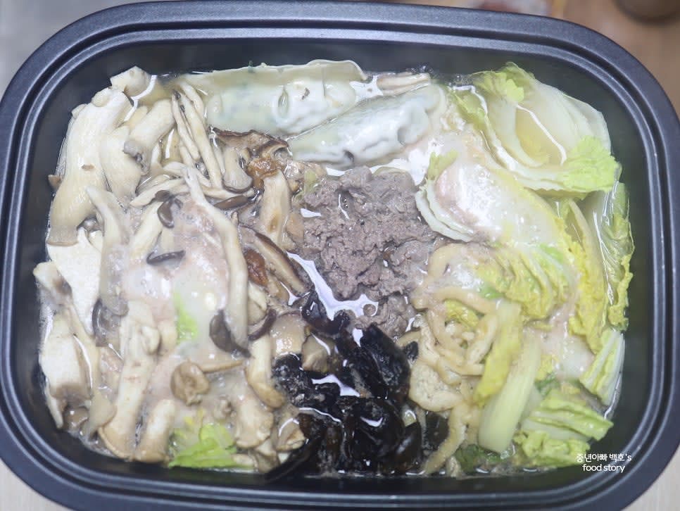 만들어 둔 육수를 냄비에 부어주고 중불에서 끓이기 시작합니다.