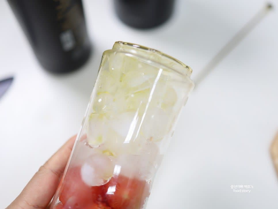 껍질 벗긴 토마토를 블렌더에 넣고, 얼음과 올리브오일을 함께 넣습니다.