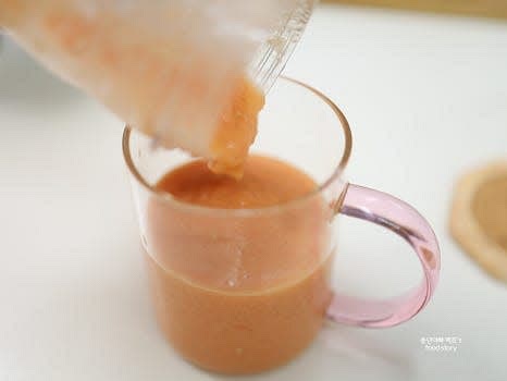 모든 재료를 부드럽게 갈아준 후, 잔에 담아 완성합니다.