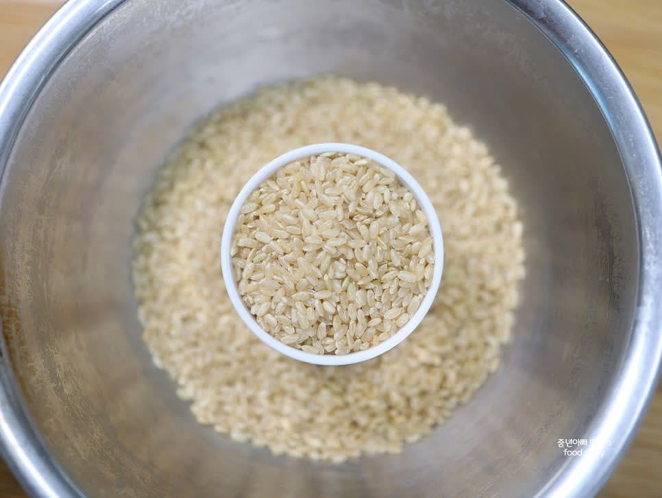 현미쌀 2컵을 준비합니다. 깨끗한 물에 씻어 쌀뜨물을 따로 보관합니다.