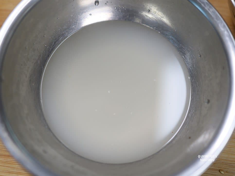 첫 번째 씻은 물은 버리고, 두 번째와 세 번째 씻은 물은 쌀뜨물로 보관합니다.