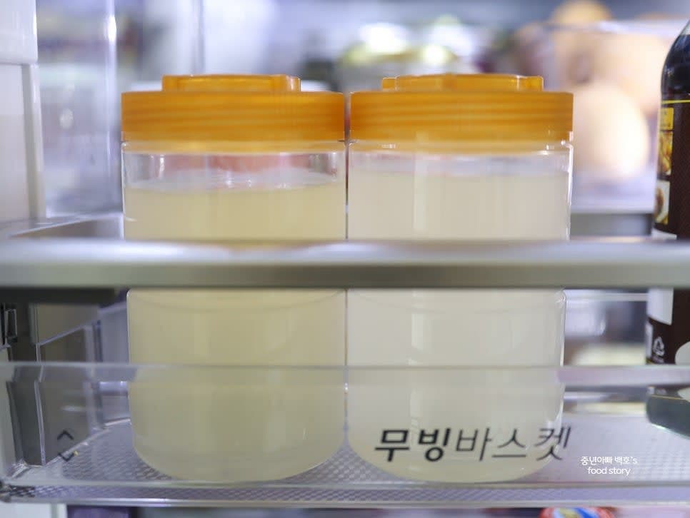 쌀뜨물은 유리병 또는 밀폐 용기에 담아 냉장 보관합니다.