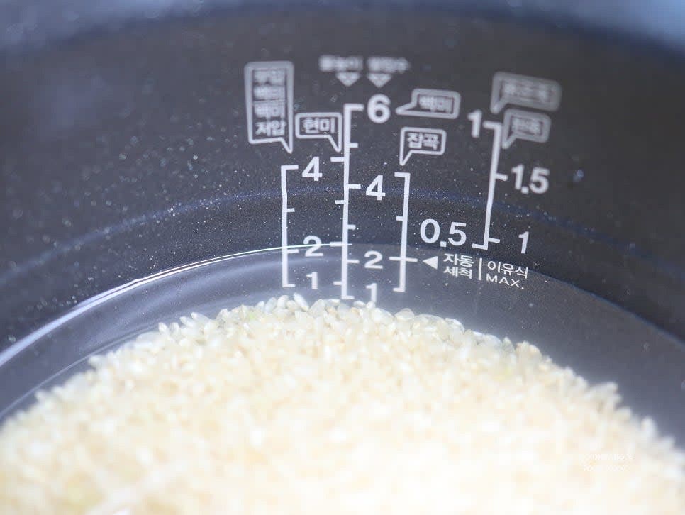현미쌀을 전기압력밥솥에 넣고, 물을 밥솥 눈금에 맞추어 붓습니다.
