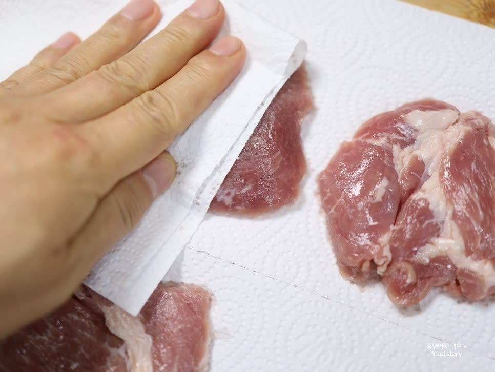 목살을 키친타월로 핏물을 제거한 후 손바닥 1/2 크기로 자릅니다.