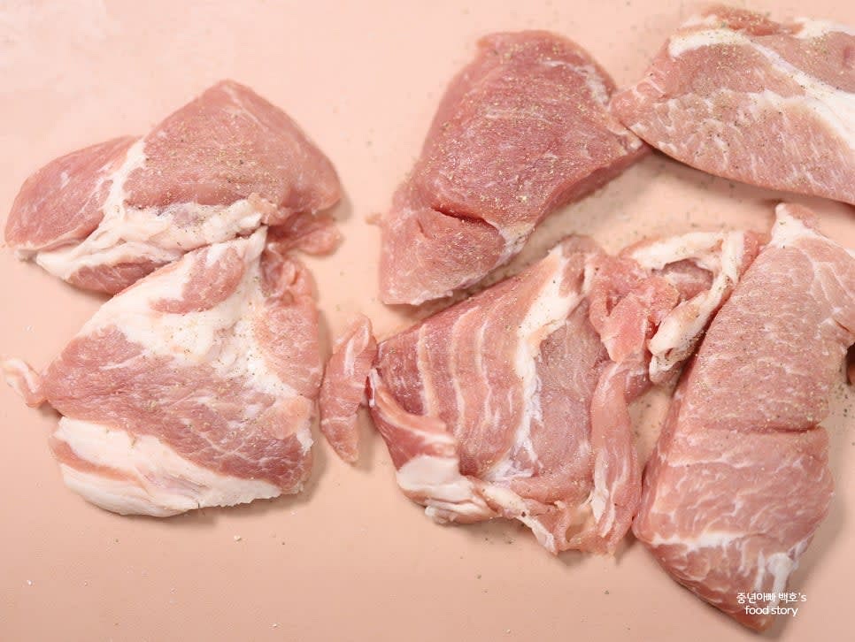 목살에 소금과 후추를 뿌려 밑간합니다.