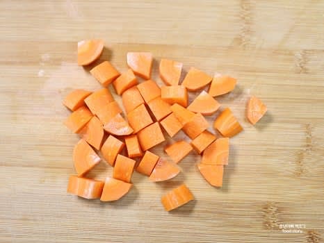 양파는 채로 썰고, 감자와 당근은 깍둑썰기로 자릅니다.